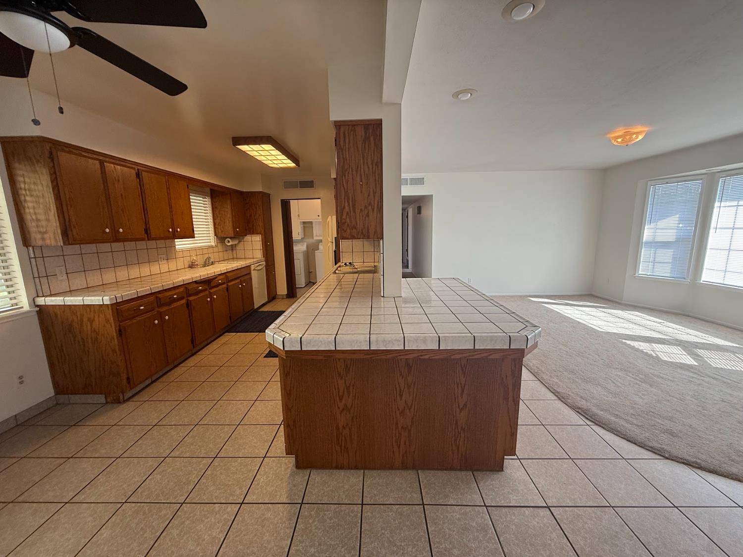 257 N Roberts Pl, Dinuba, CA 93618