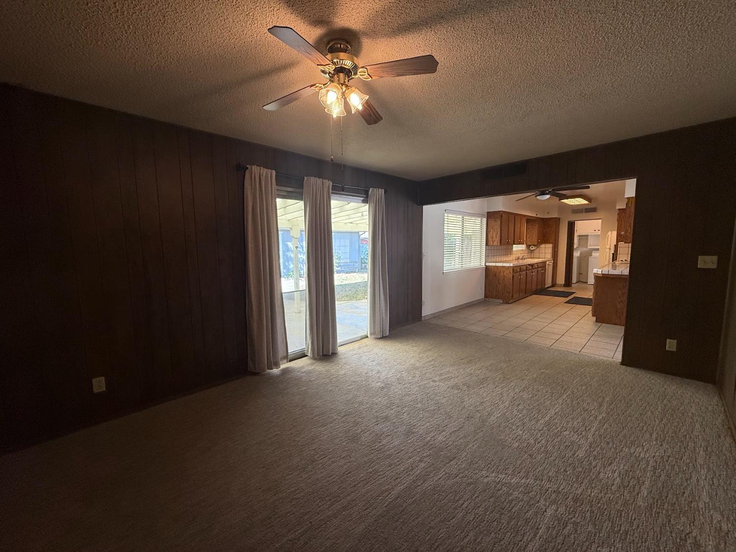 257 N Roberts Pl, Dinuba, CA 93618