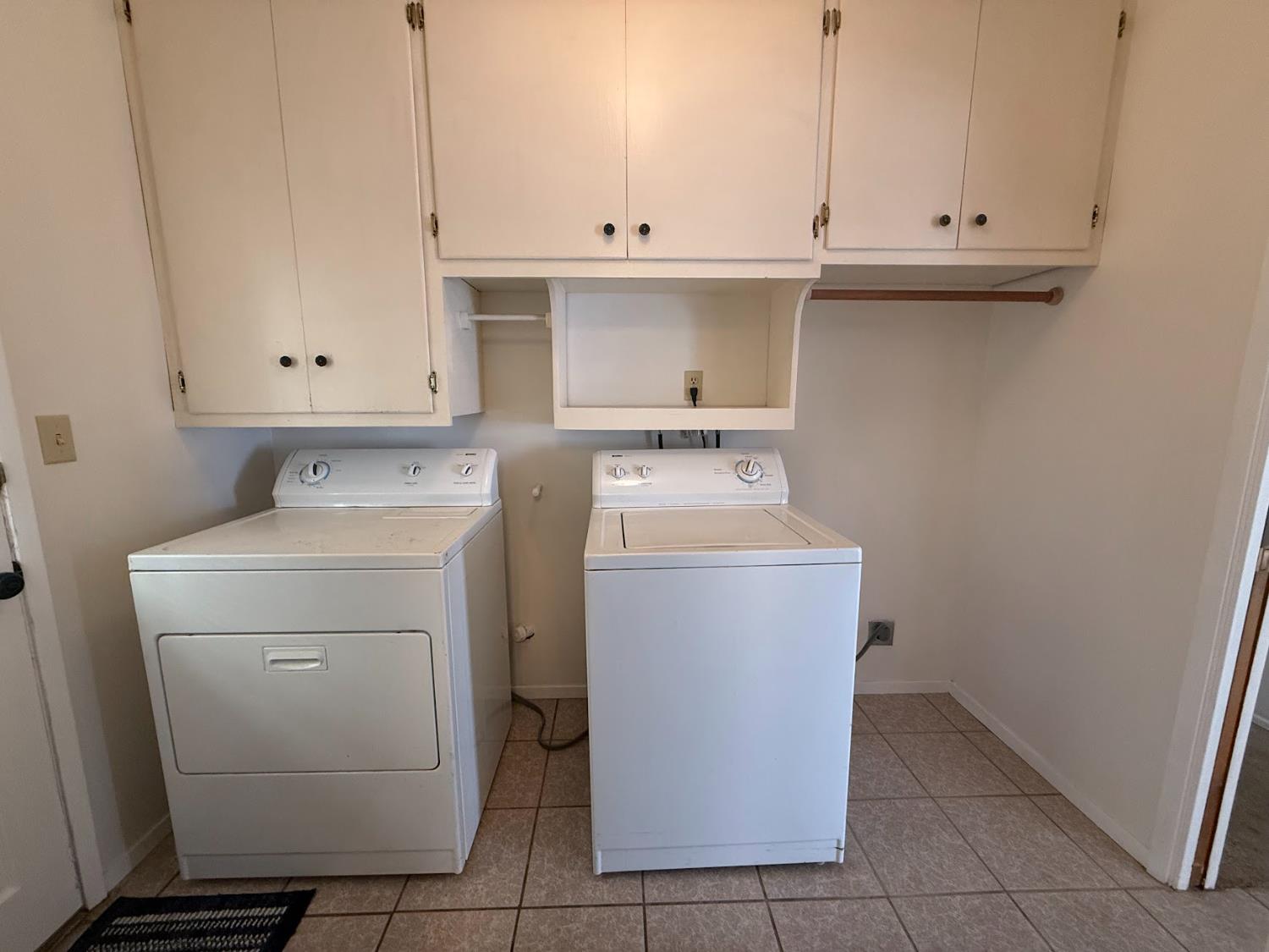 257 N Roberts Pl, Dinuba, CA 93618