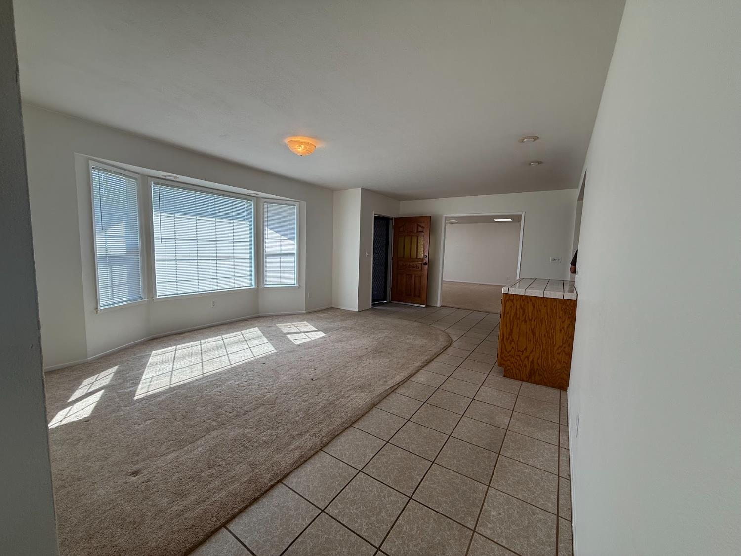 257 N Roberts Pl, Dinuba, CA 93618