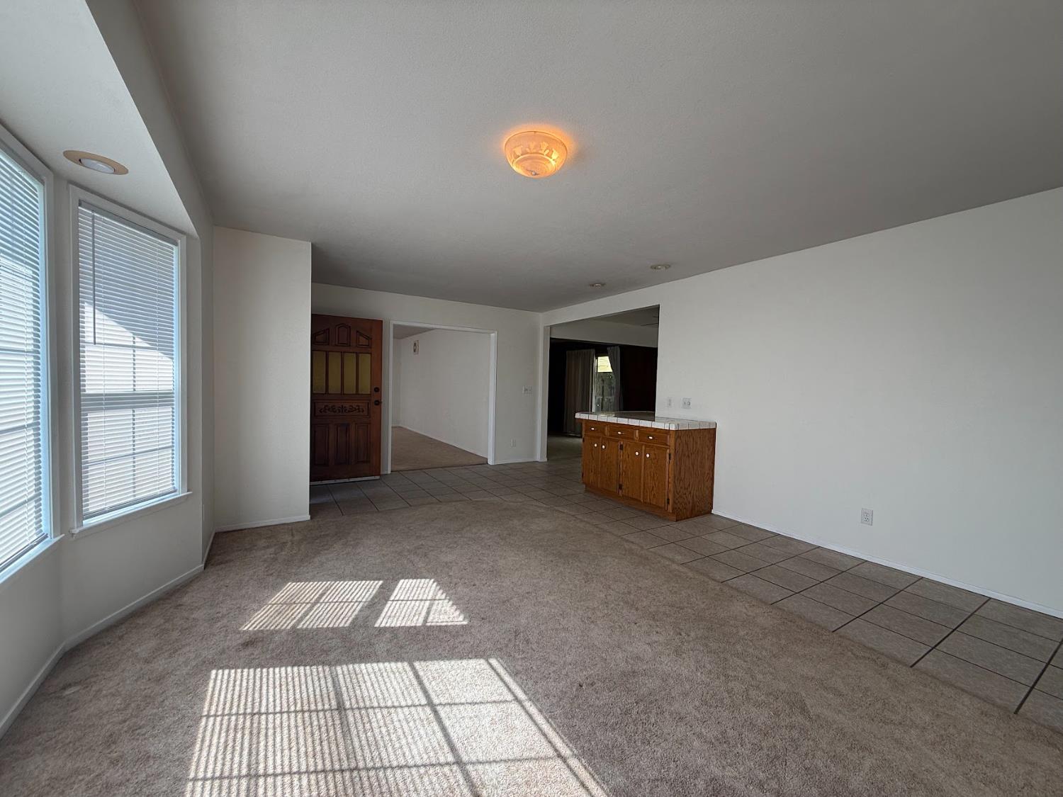 257 N Roberts Pl, Dinuba, CA 93618