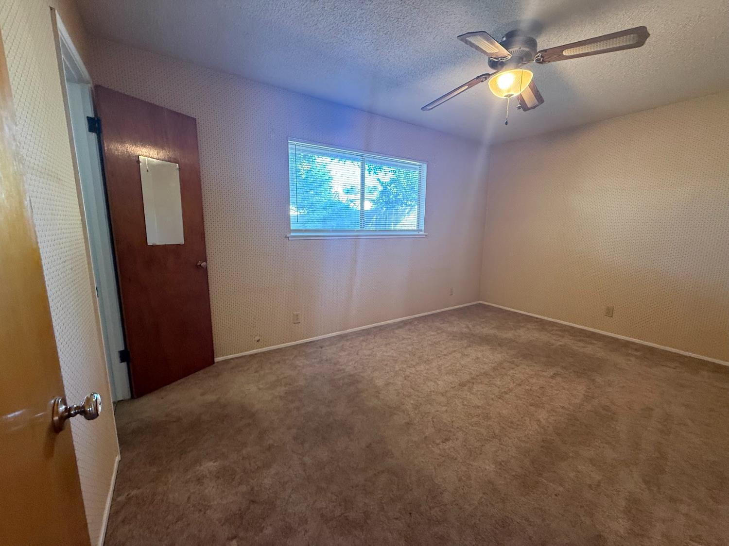 257 N Roberts Pl, Dinuba, CA 93618