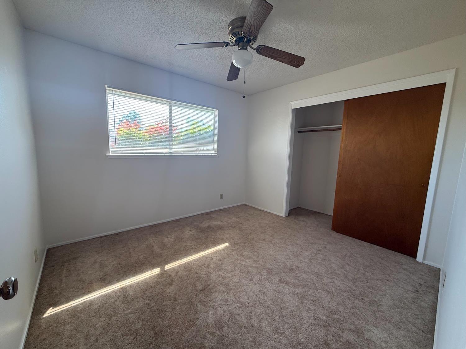 257 N Roberts Pl, Dinuba, CA 93618