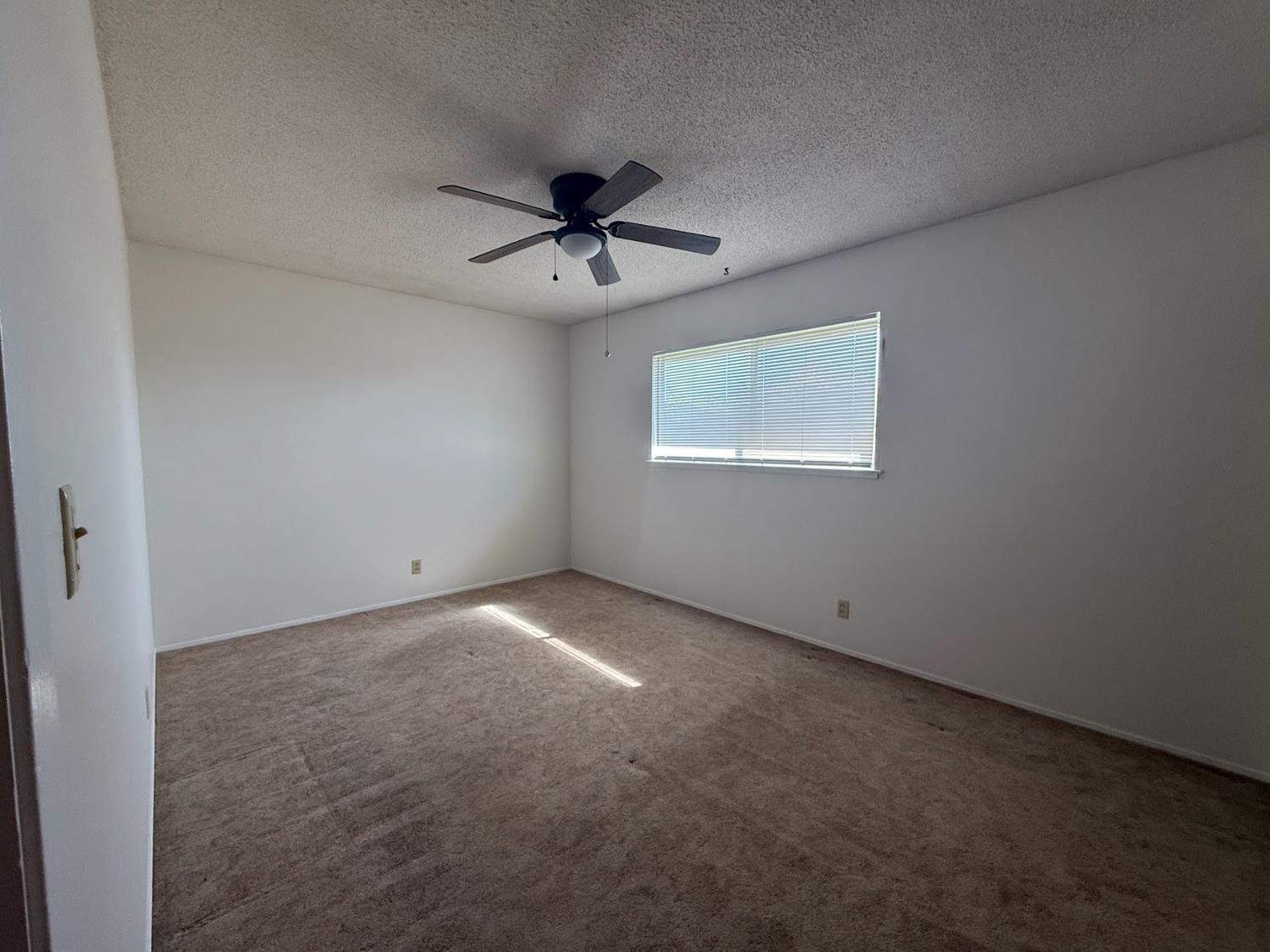 257 N Roberts Pl, Dinuba, CA 93618