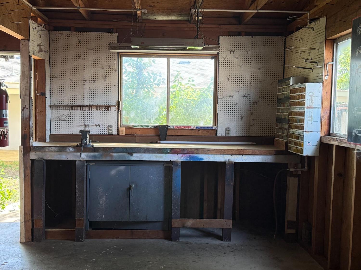 257 N Roberts Pl, Dinuba, CA 93618