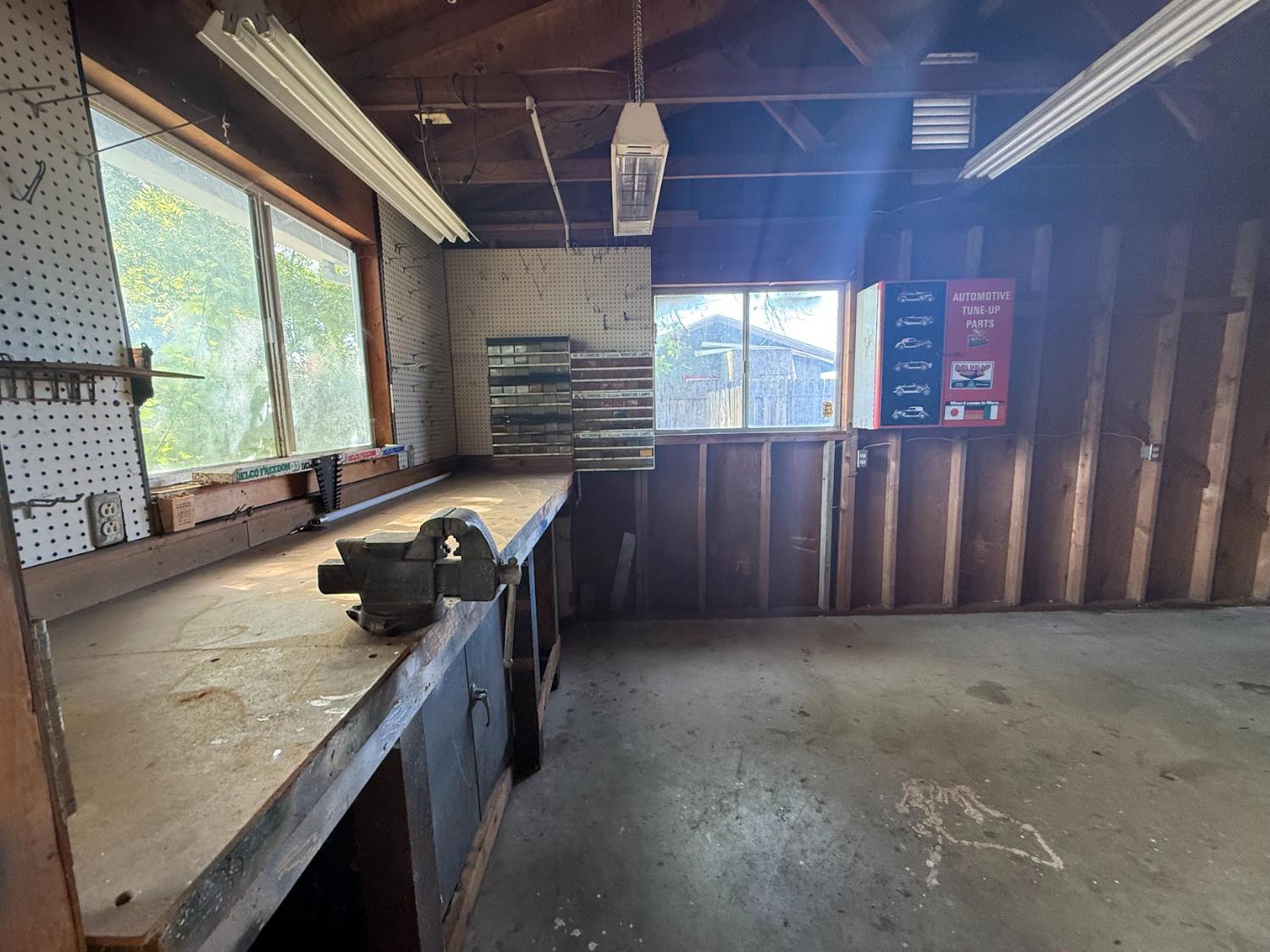 257 N Roberts Pl, Dinuba, CA 93618