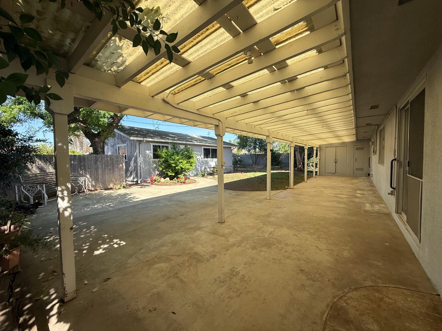 257 N Roberts Pl, Dinuba, CA 93618