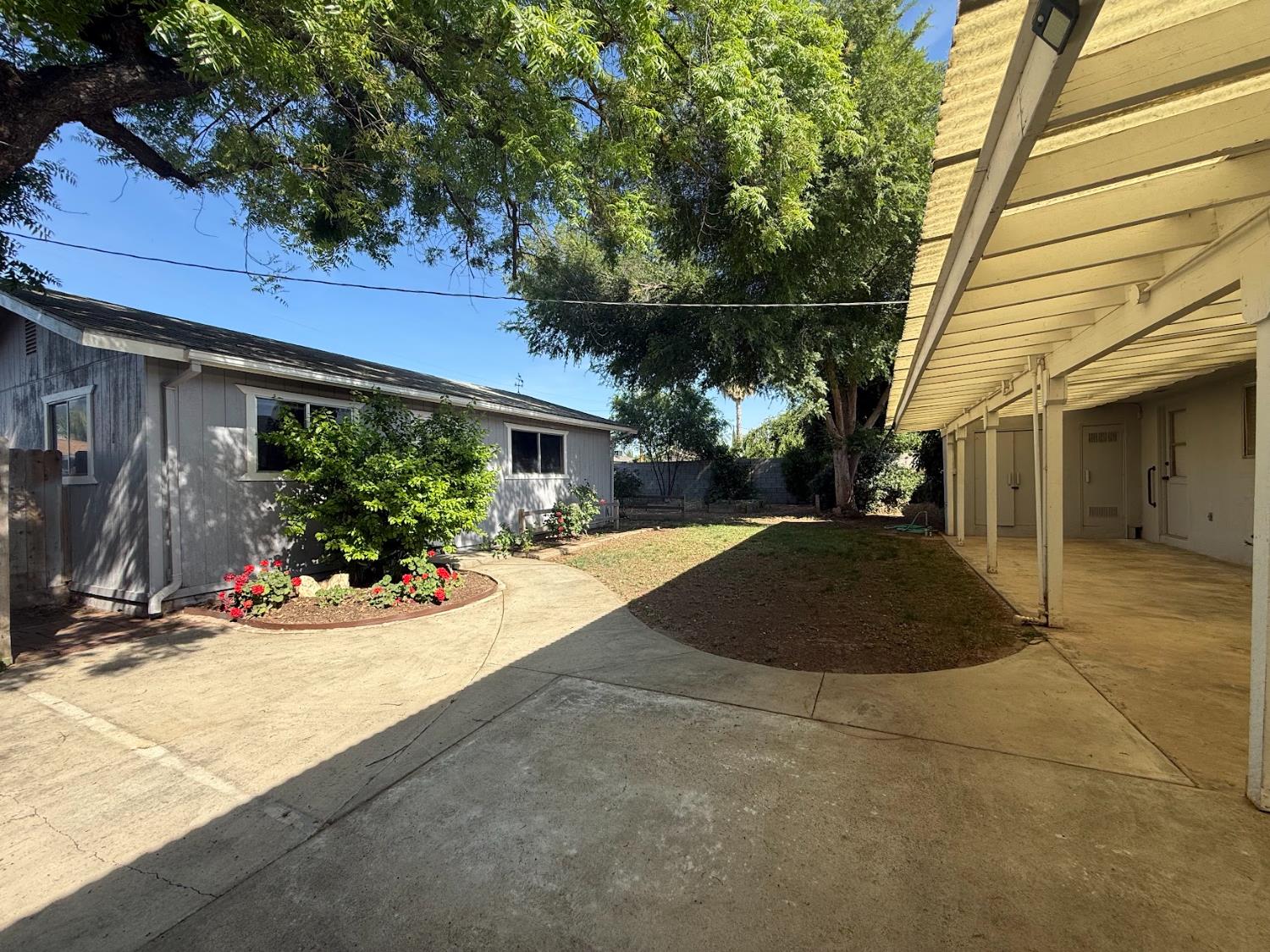 257 N Roberts Pl, Dinuba, CA 93618