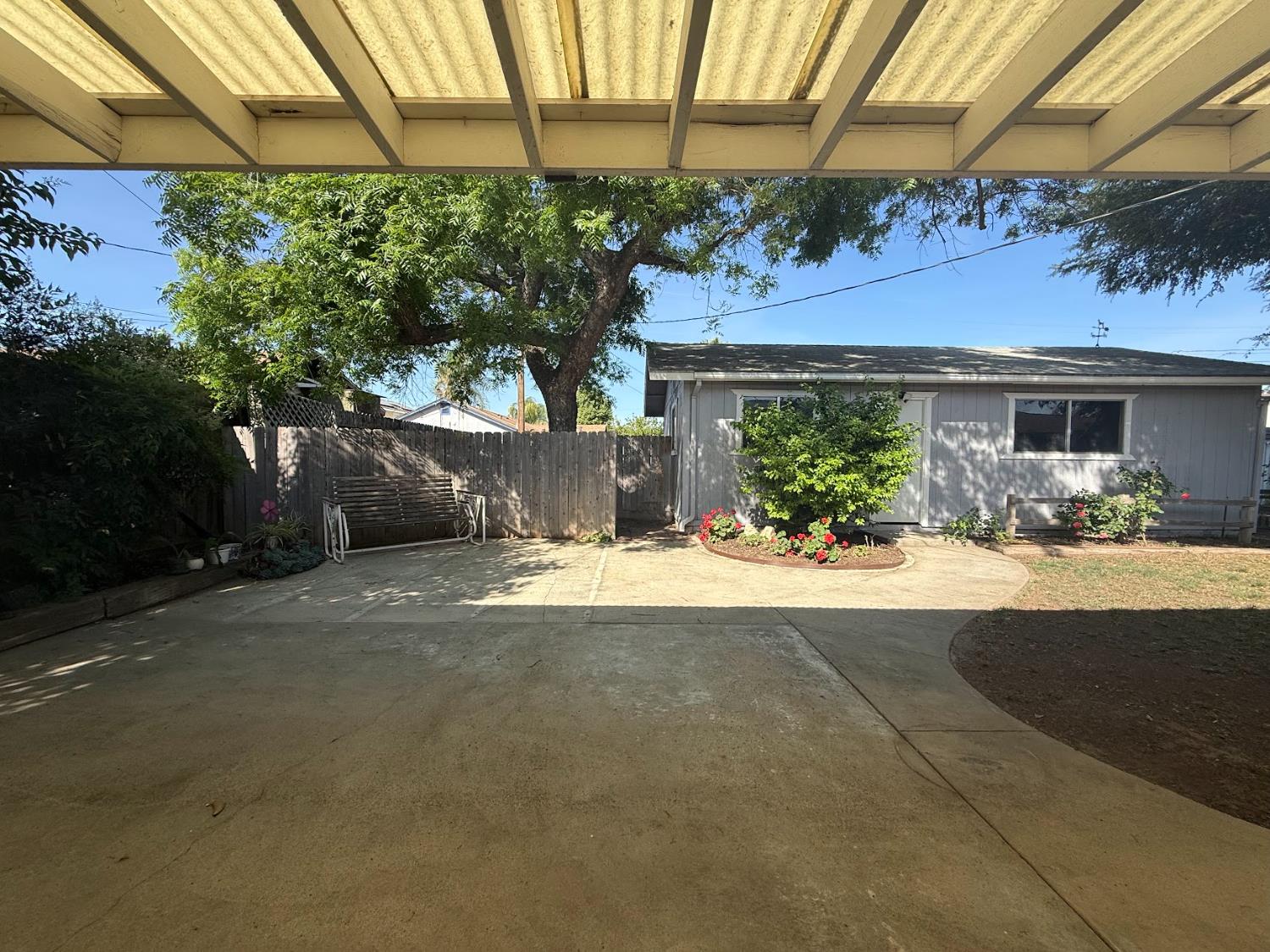 257 N Roberts Pl, Dinuba, CA 93618