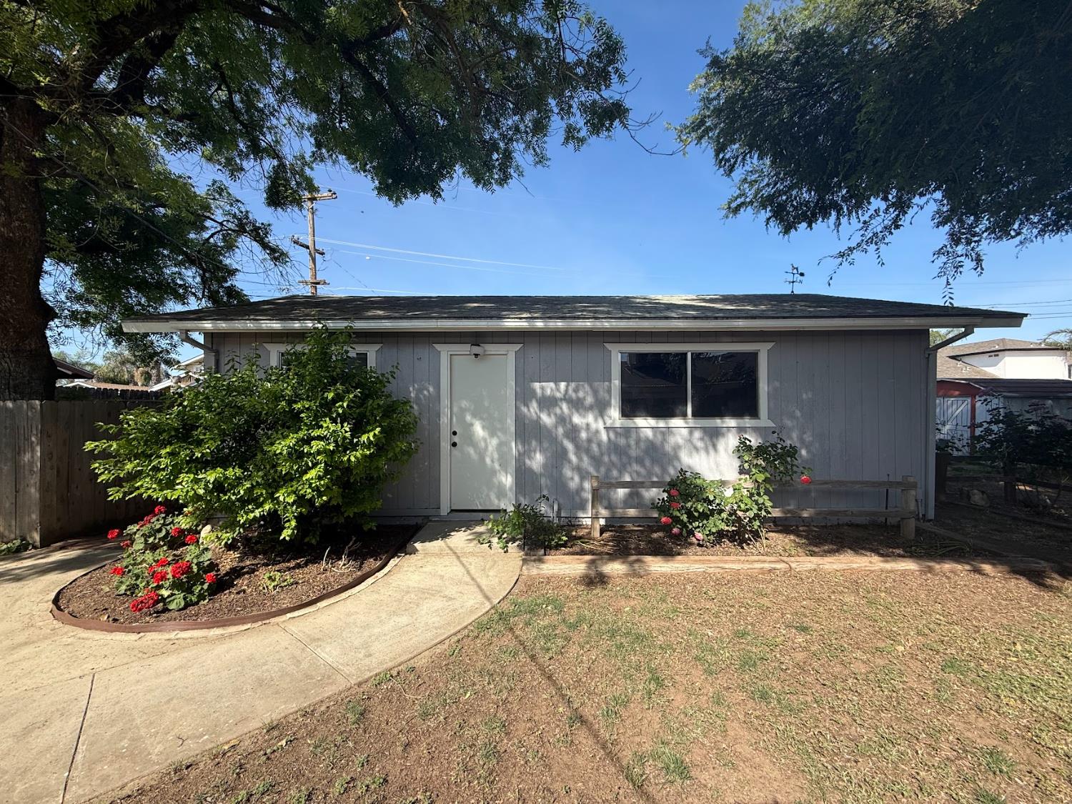 257 N Roberts Pl, Dinuba, CA 93618