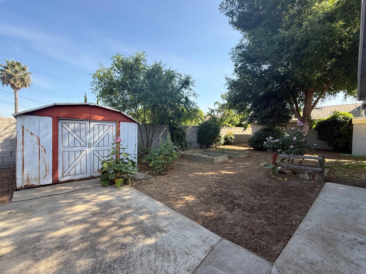 257 N Roberts Pl, Dinuba, CA 93618