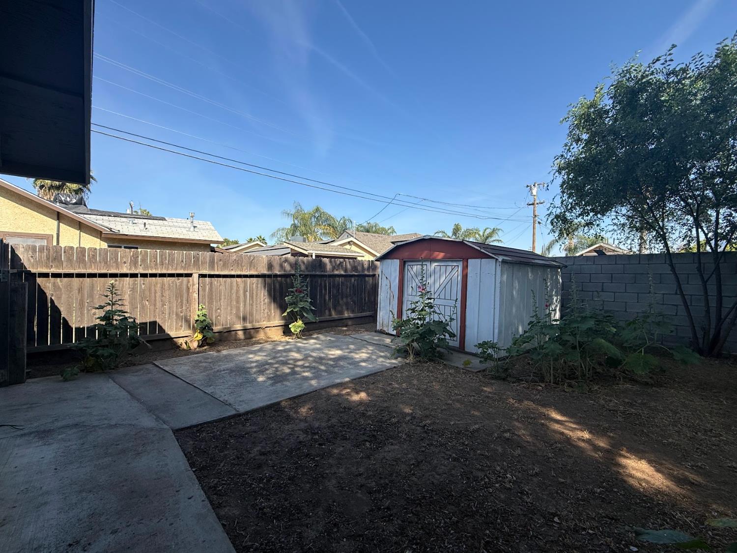 257 N Roberts Pl, Dinuba, CA 93618