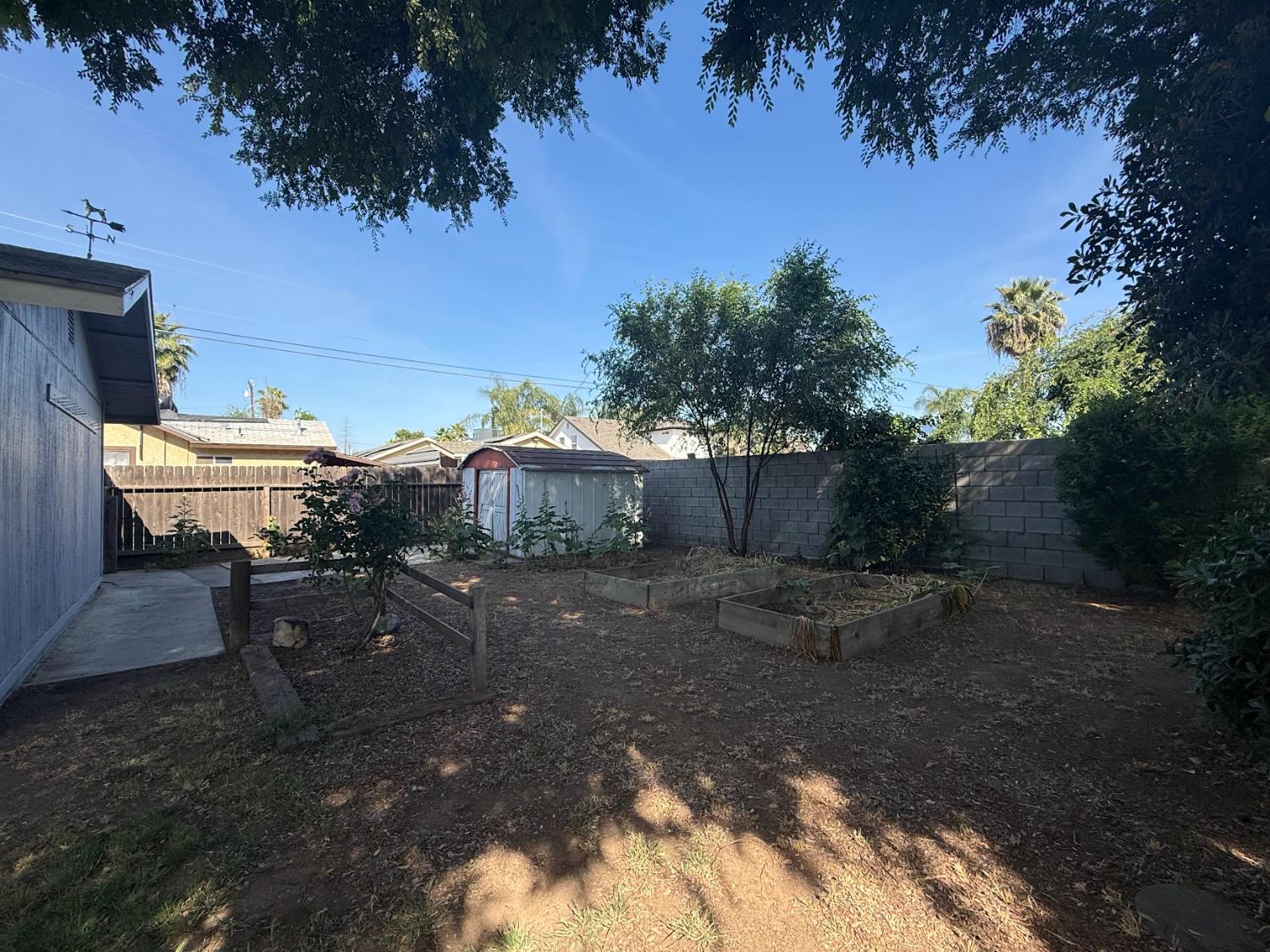 257 N Roberts Pl, Dinuba, CA 93618