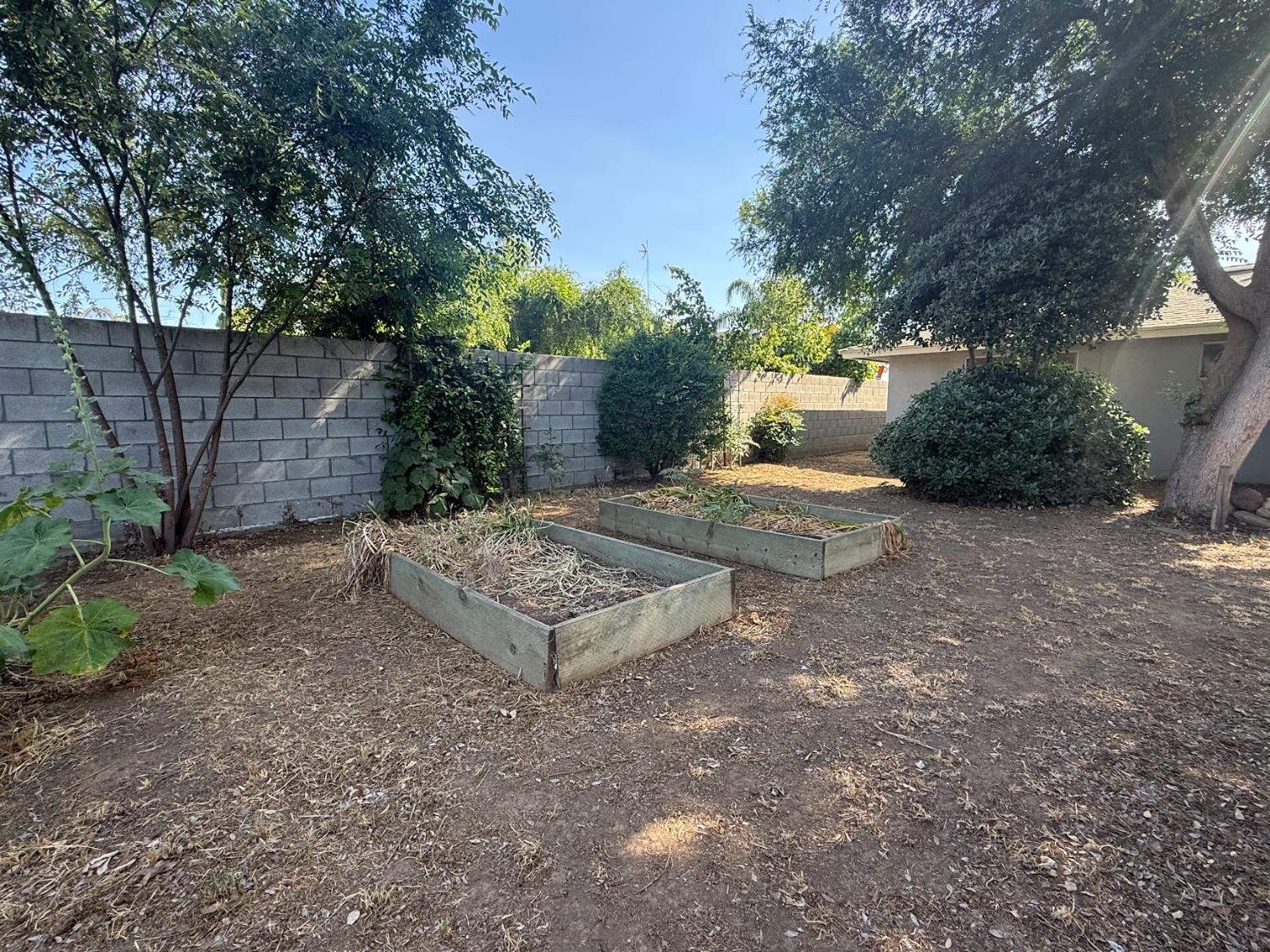 257 N Roberts Pl, Dinuba, CA 93618