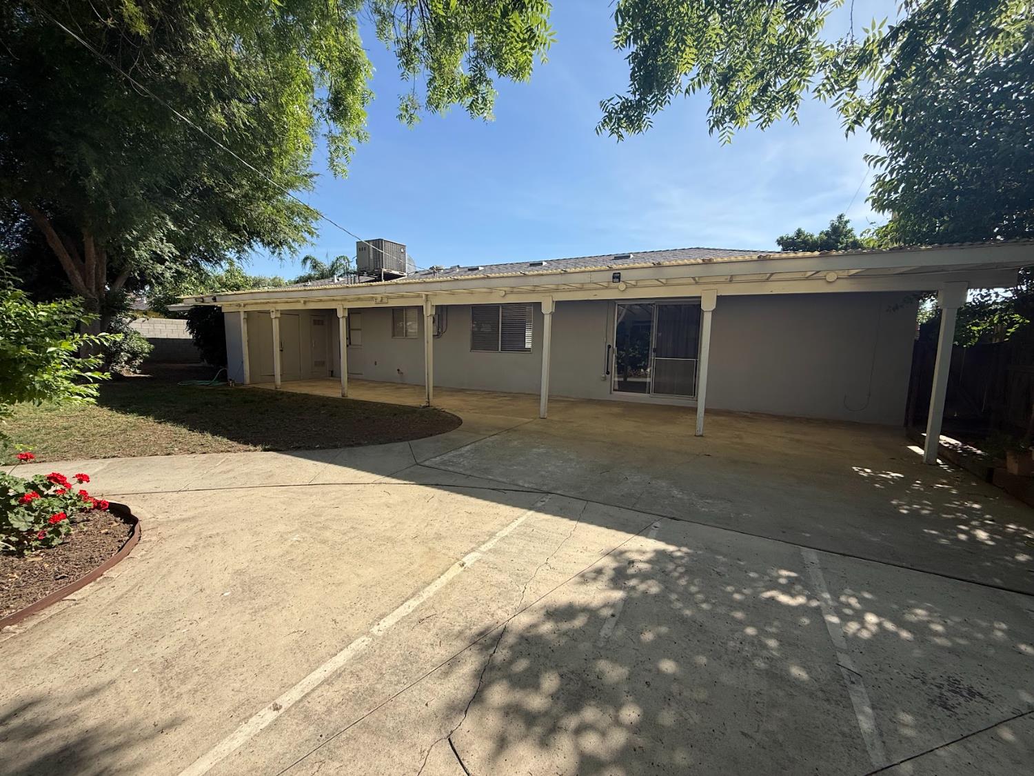 257 N Roberts Pl, Dinuba, CA 93618