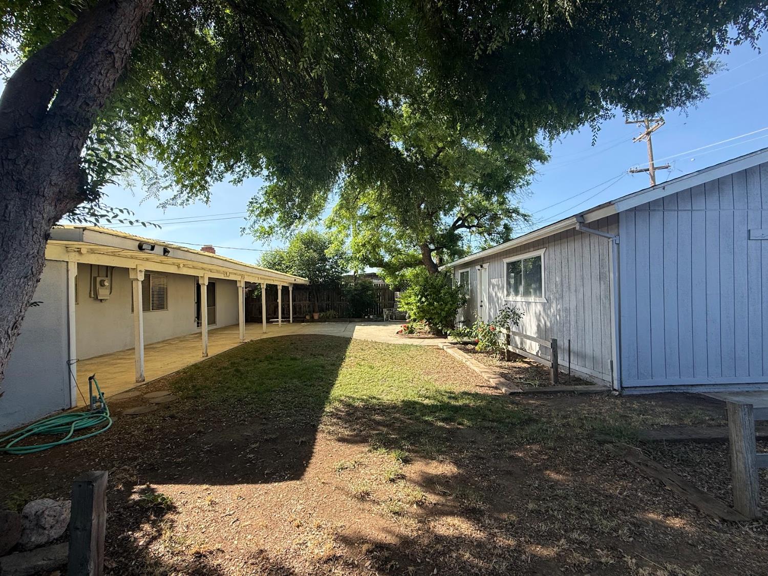 257 N Roberts Pl, Dinuba, CA 93618