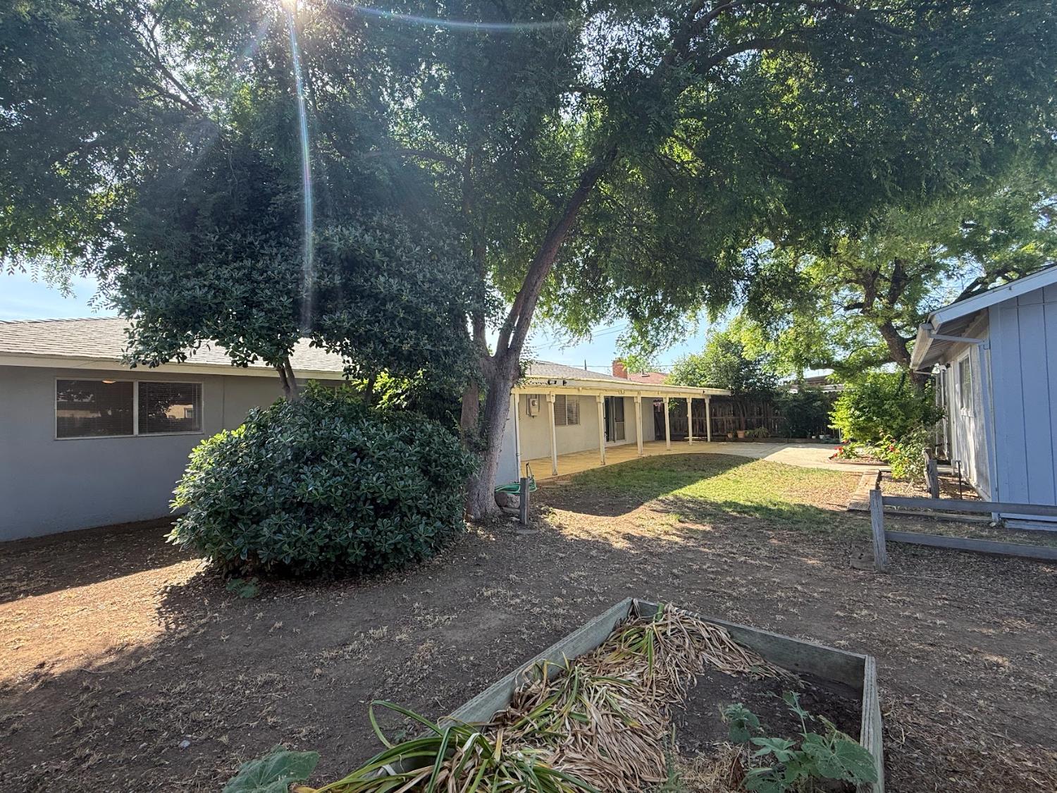 257 N Roberts Pl, Dinuba, CA 93618