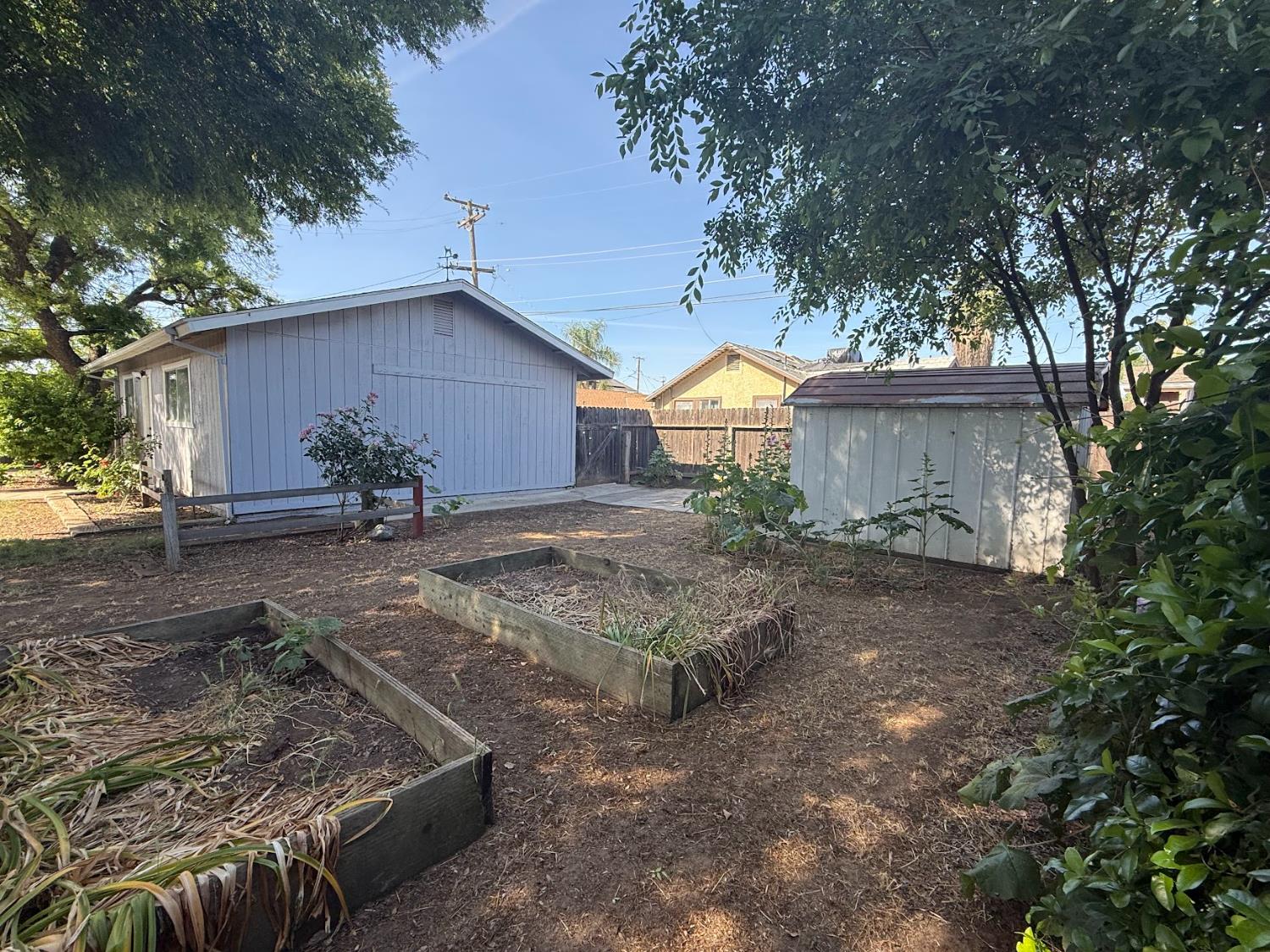 257 N Roberts Pl, Dinuba, CA 93618