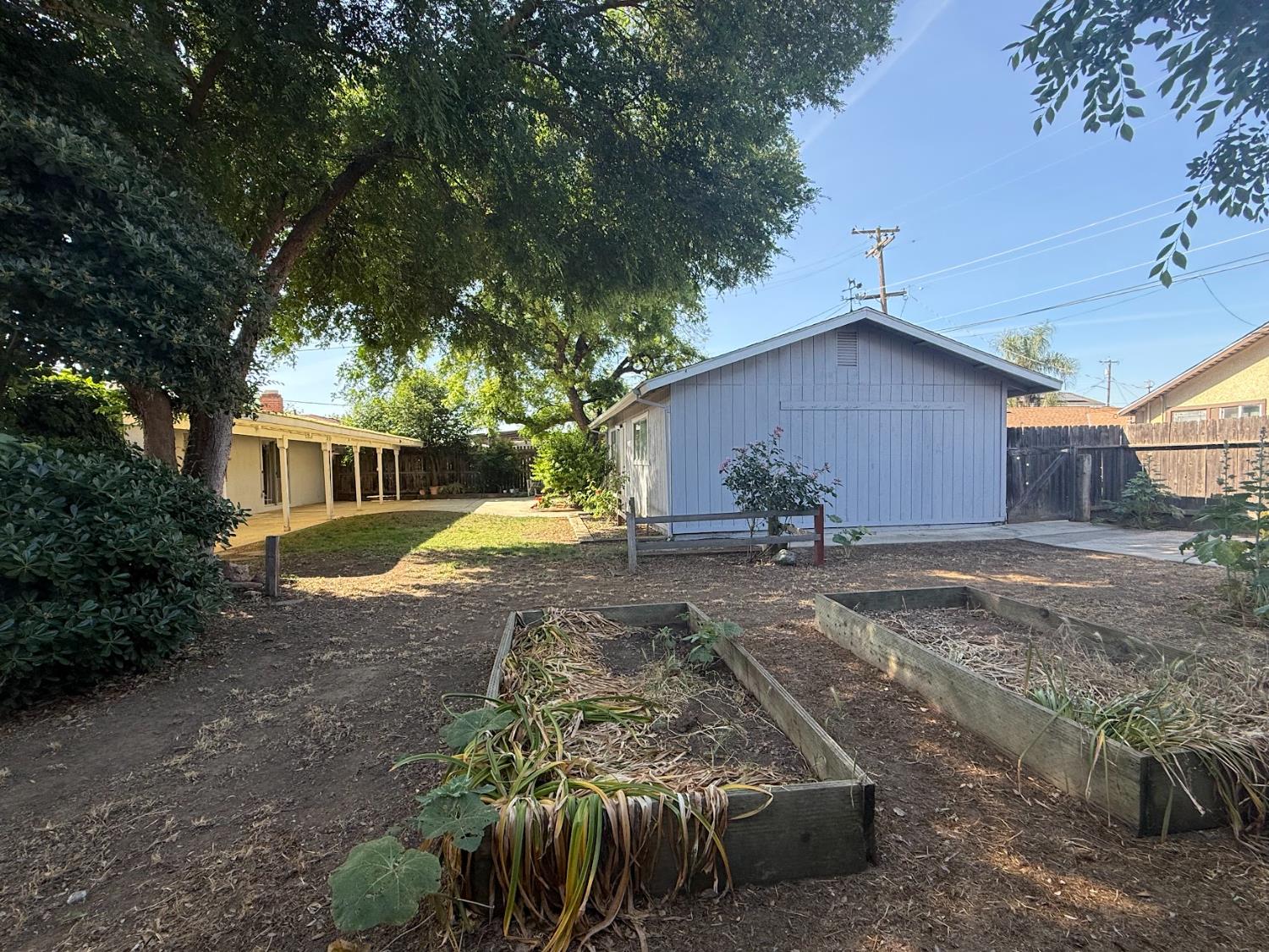 257 N Roberts Pl, Dinuba, CA 93618