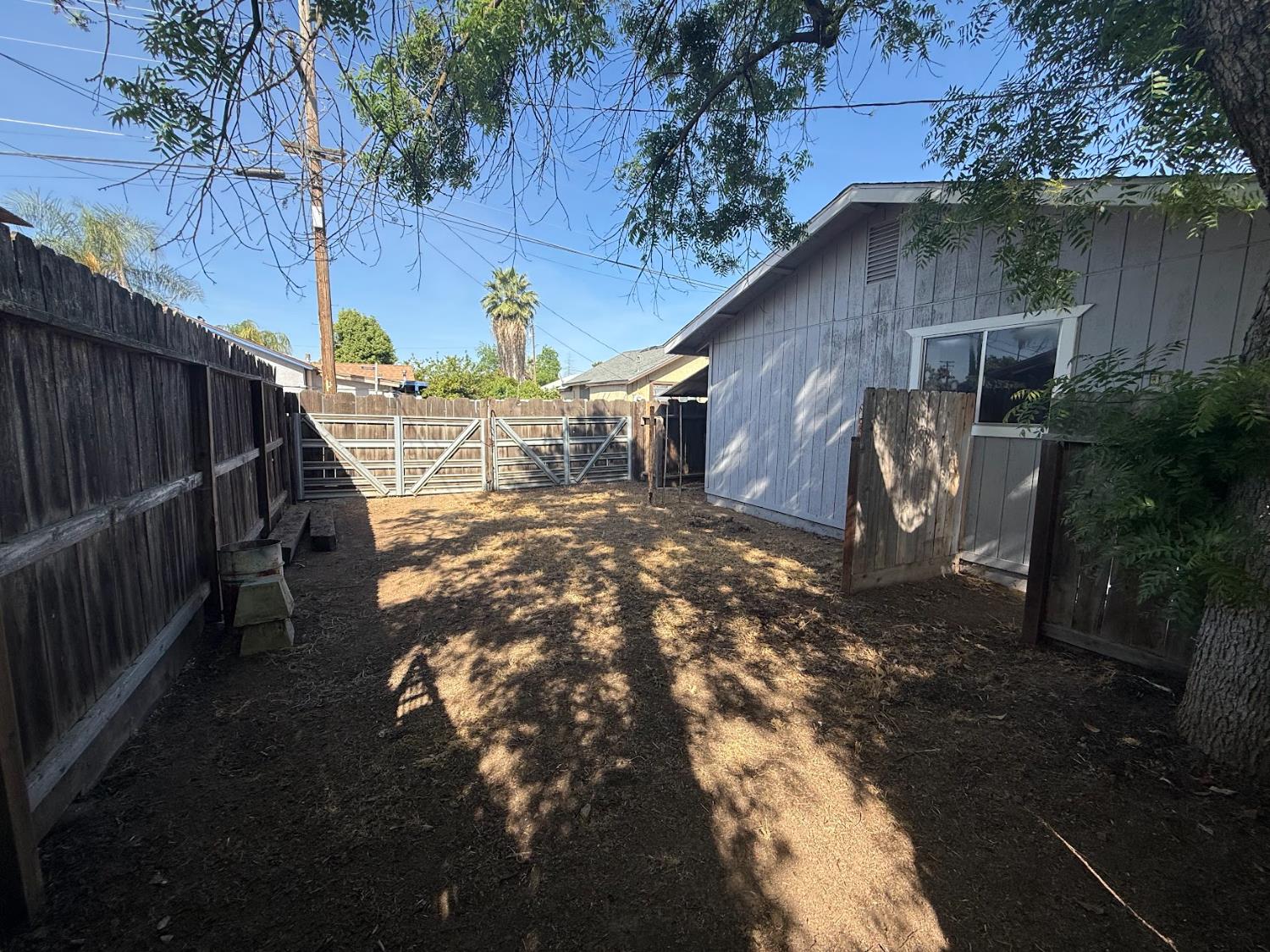 257 N Roberts Pl, Dinuba, CA 93618