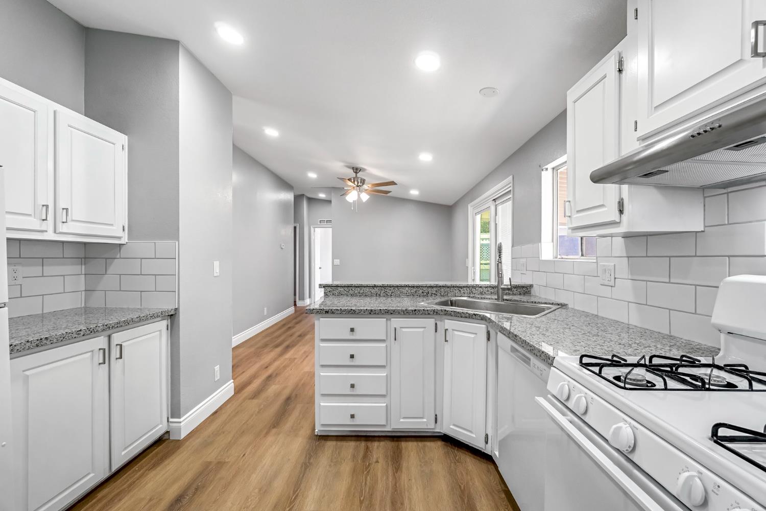 1218 E Cleveland Ave #103, Madera, CA 93638