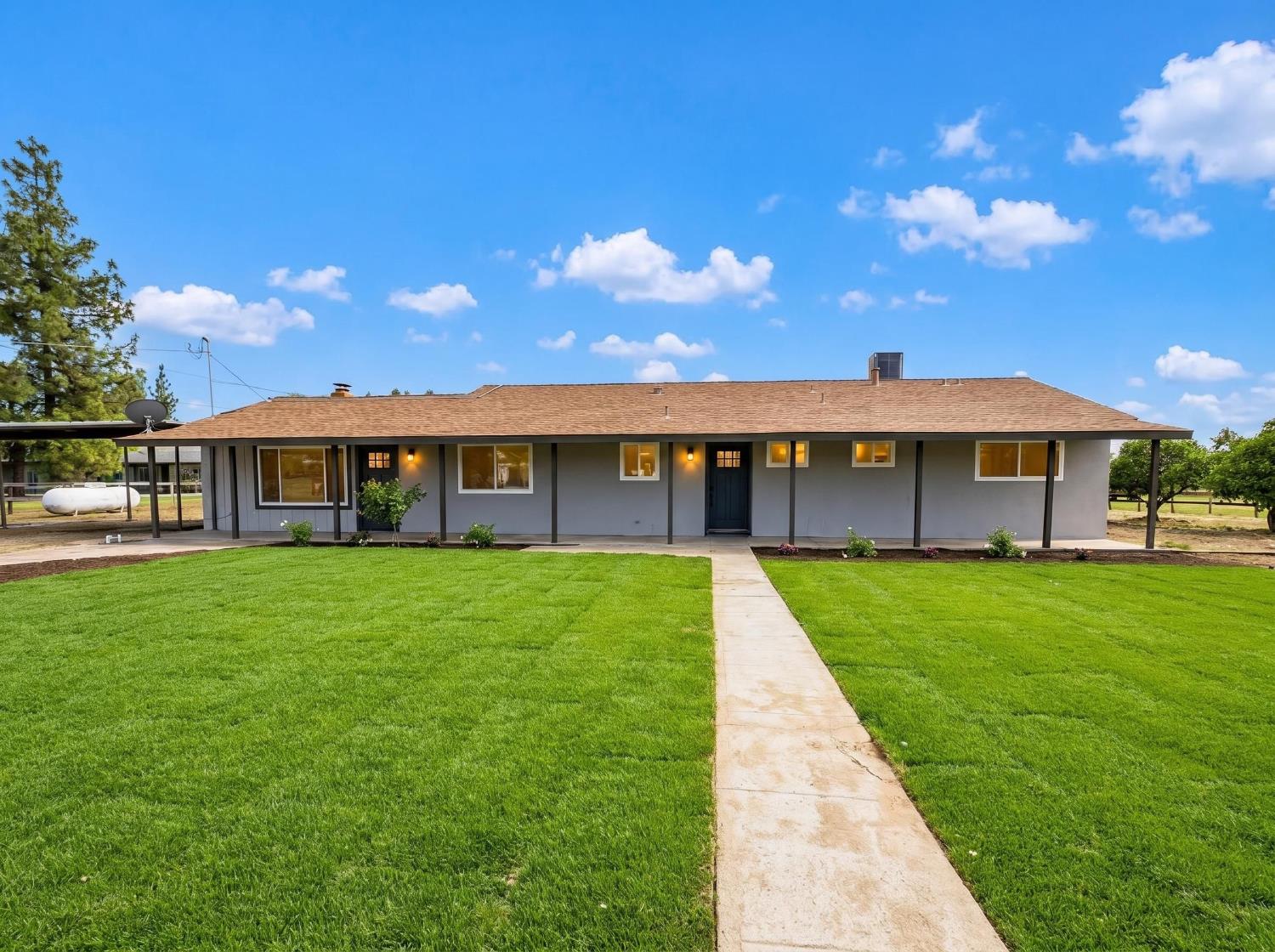 7403 E Alluvial Ave, Clovis, CA 93619