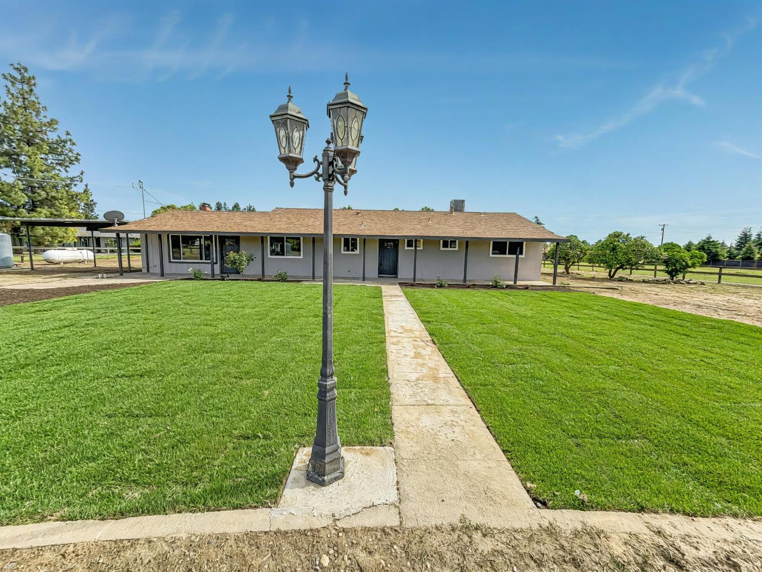 7403 E Alluvial Ave, Clovis, CA 93619