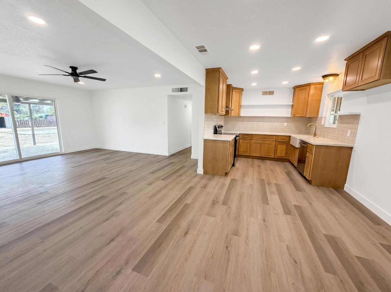 7403 E Alluvial Ave, Clovis, CA 93619