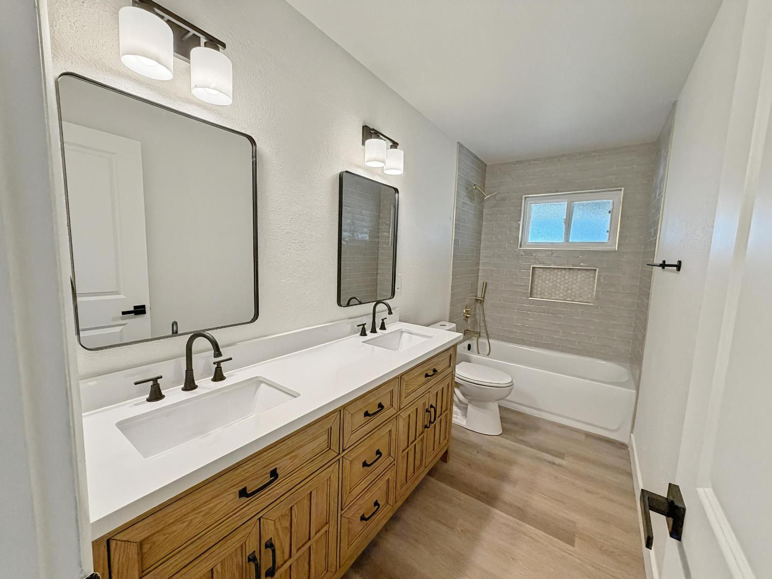 7403 E Alluvial Ave, Clovis, CA 93619