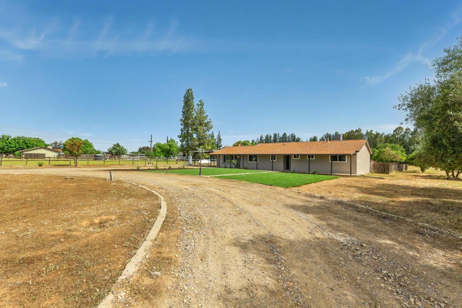 7403 E Alluvial Ave, Clovis, CA 93619