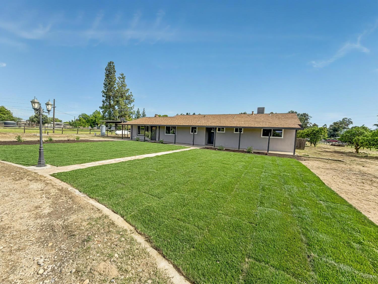 7403 E Alluvial Ave, Clovis, CA 93619