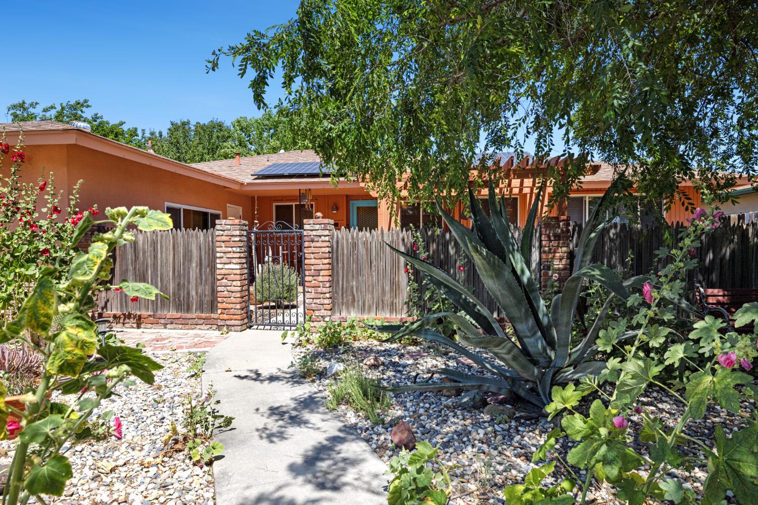 308 Dartmouth Ave, Coalinga, CA 93210