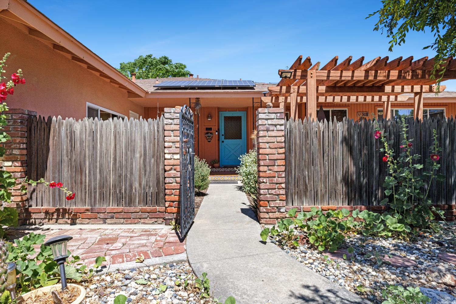 308 Dartmouth Ave, Coalinga, CA 93210