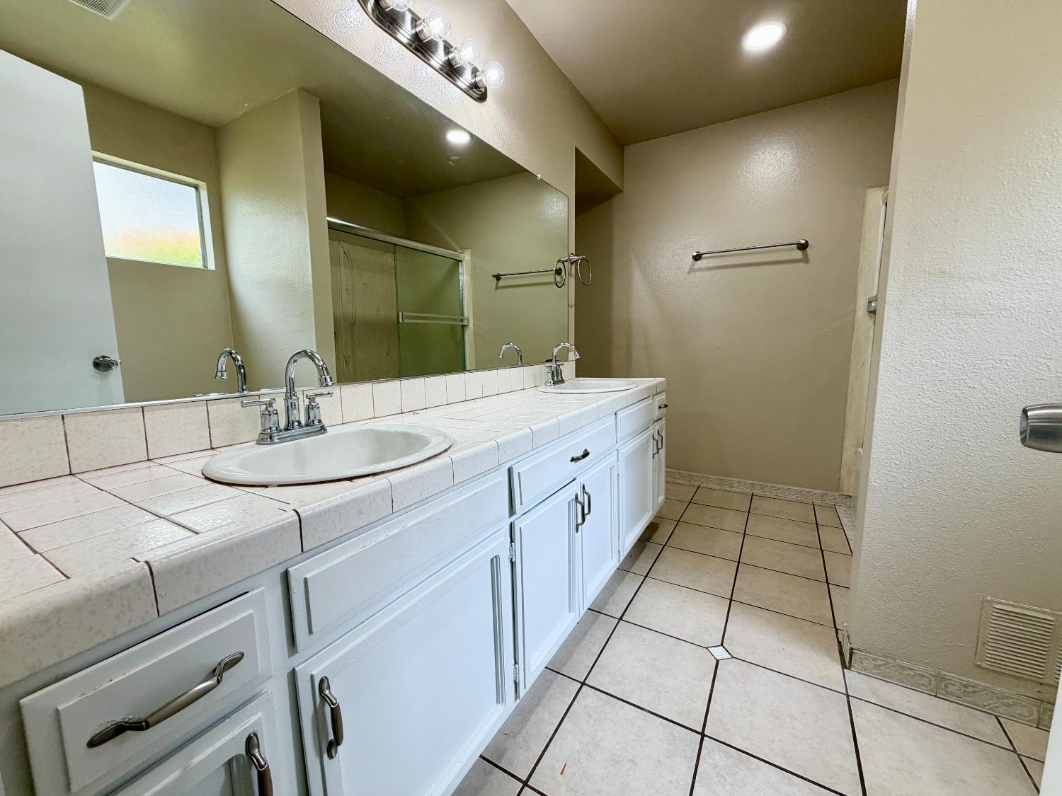 1250 E Shaw Ave #122, Fresno, CA 93710