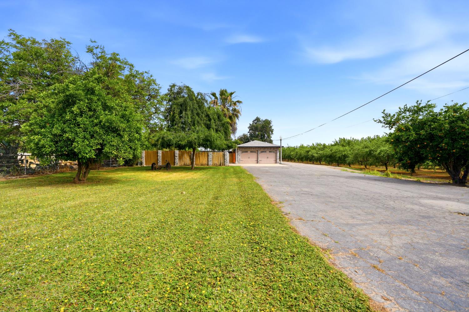 5308 E Mount Whitney Ave, Laton, CA 93242