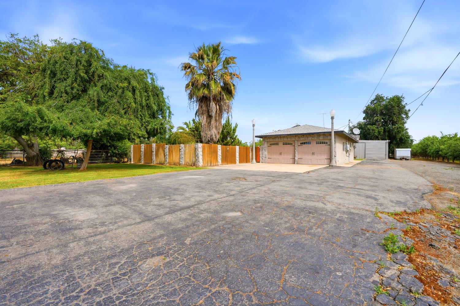 5308 E Mount Whitney Ave, Laton, CA 93242