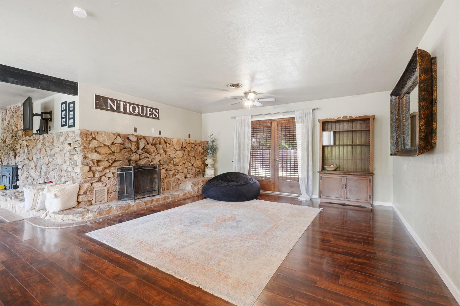 5308 E Mount Whitney Ave, Laton, CA 93242