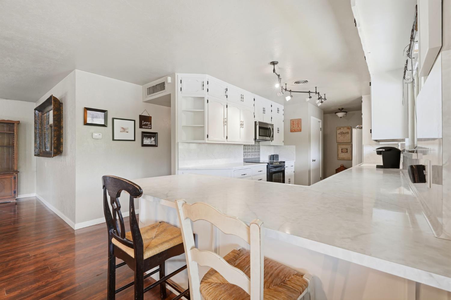 5308 E Mount Whitney Ave, Laton, CA 93242