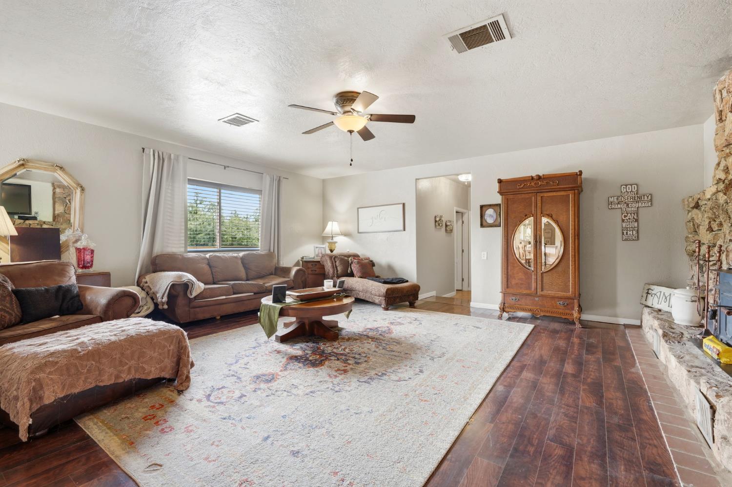 5308 E Mount Whitney Ave, Laton, CA 93242