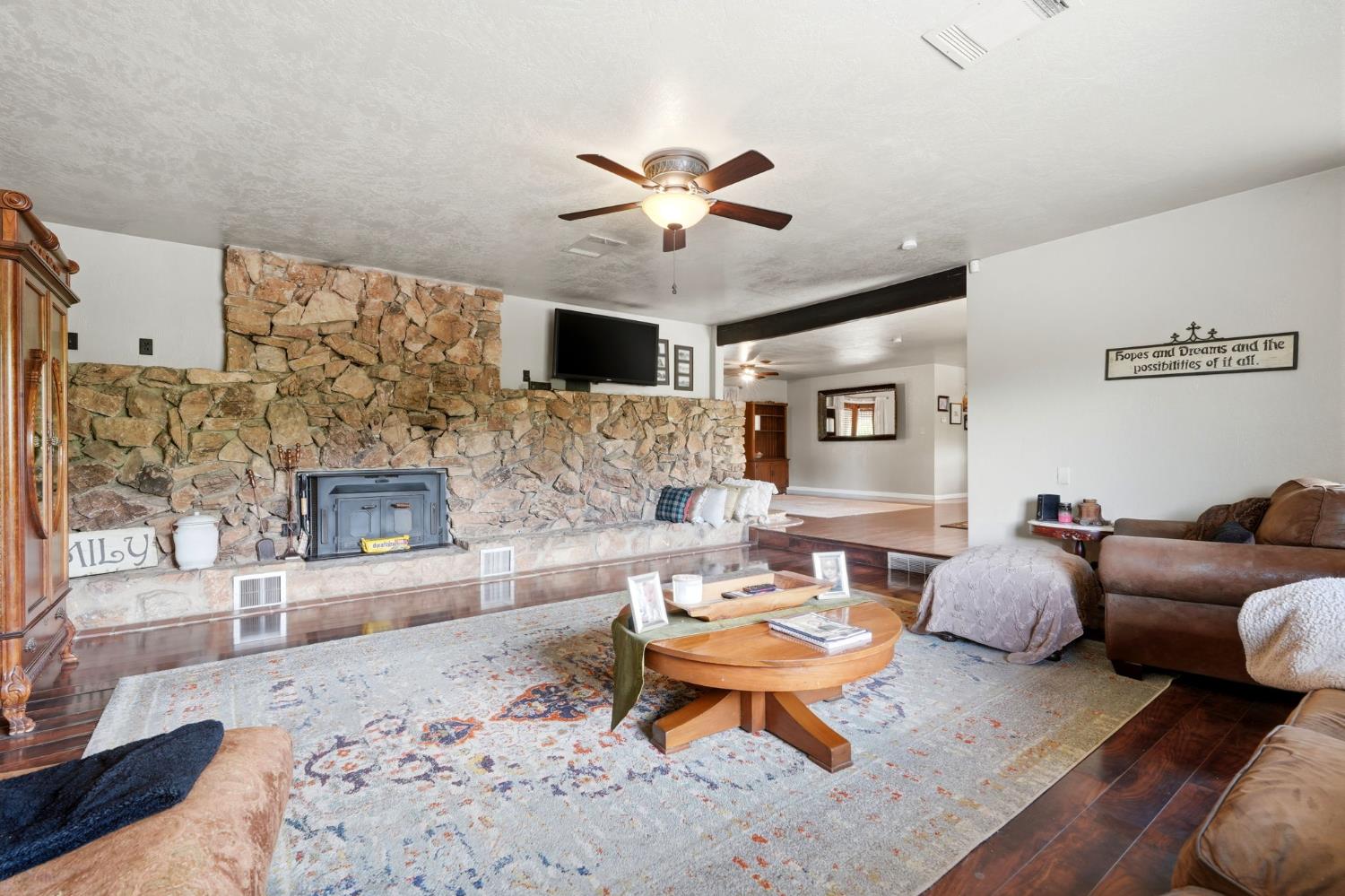 5308 E Mount Whitney Ave, Laton, CA 93242