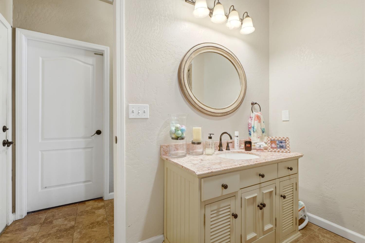 5308 E Mount Whitney Ave, Laton, CA 93242