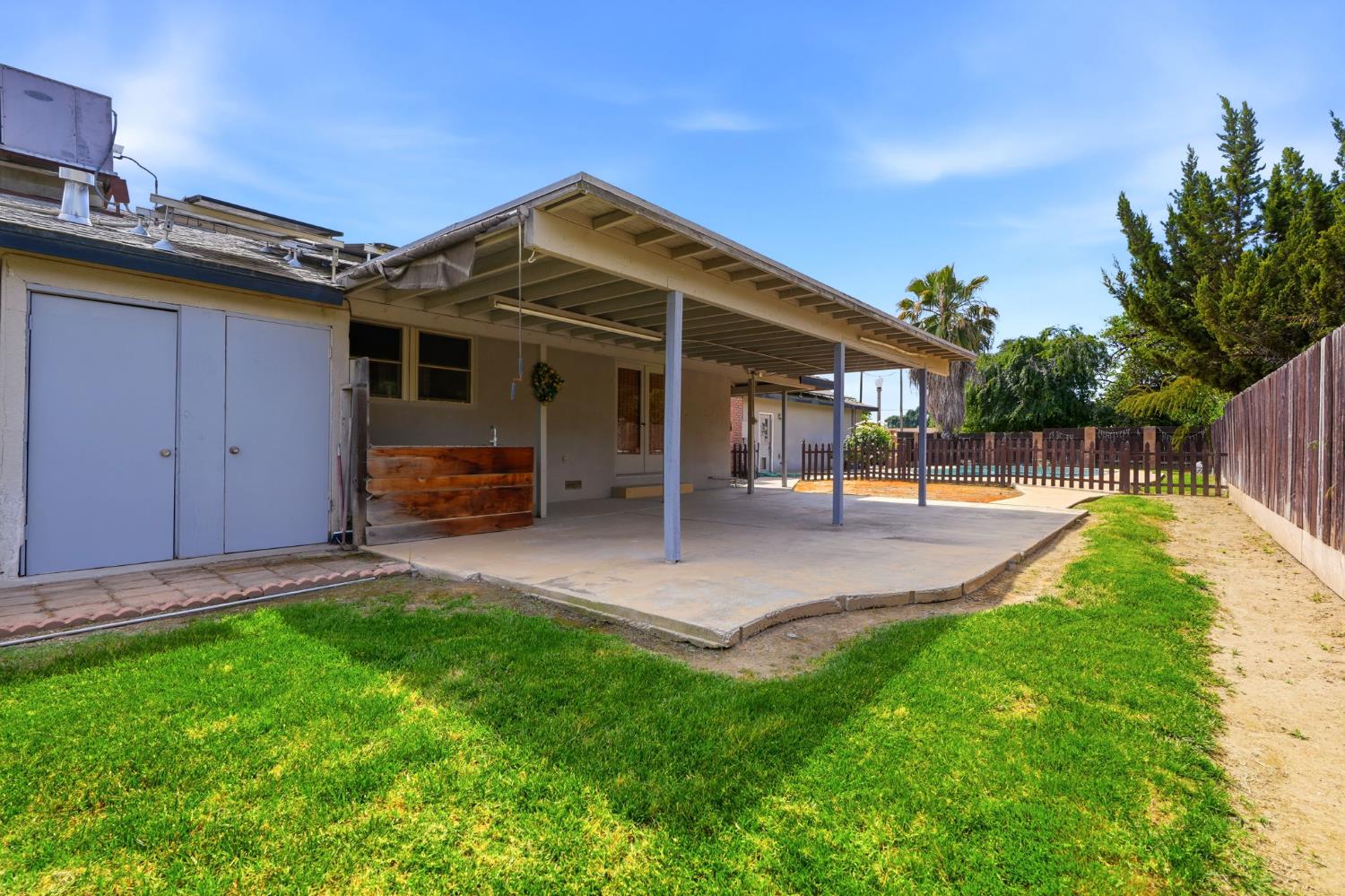 5308 E Mount Whitney Ave, Laton, CA 93242