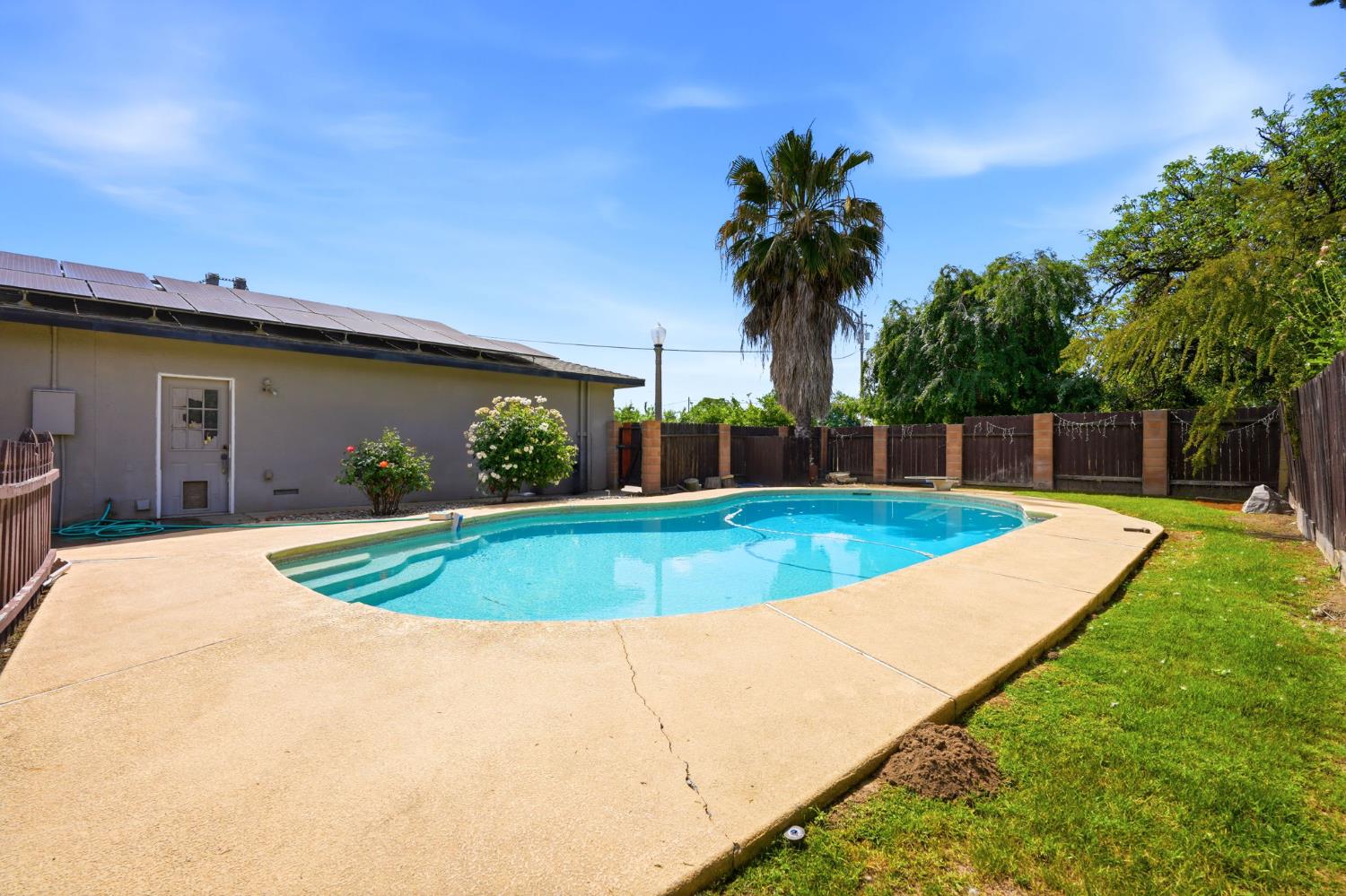 5308 E Mount Whitney Ave, Laton, CA 93242