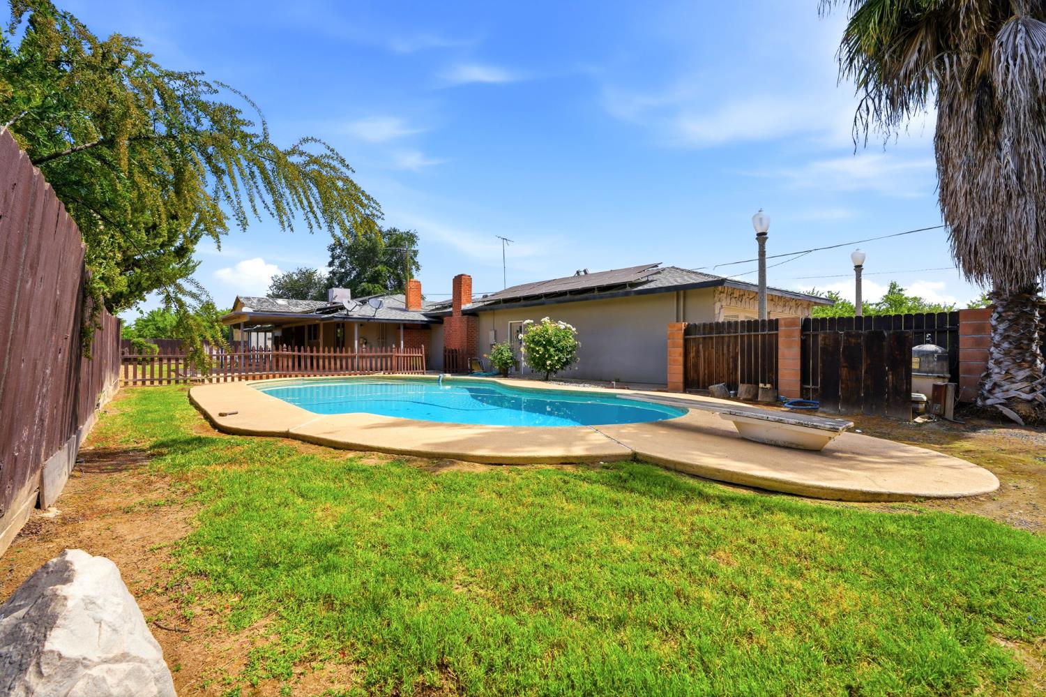 5308 E Mount Whitney Ave, Laton, CA 93242