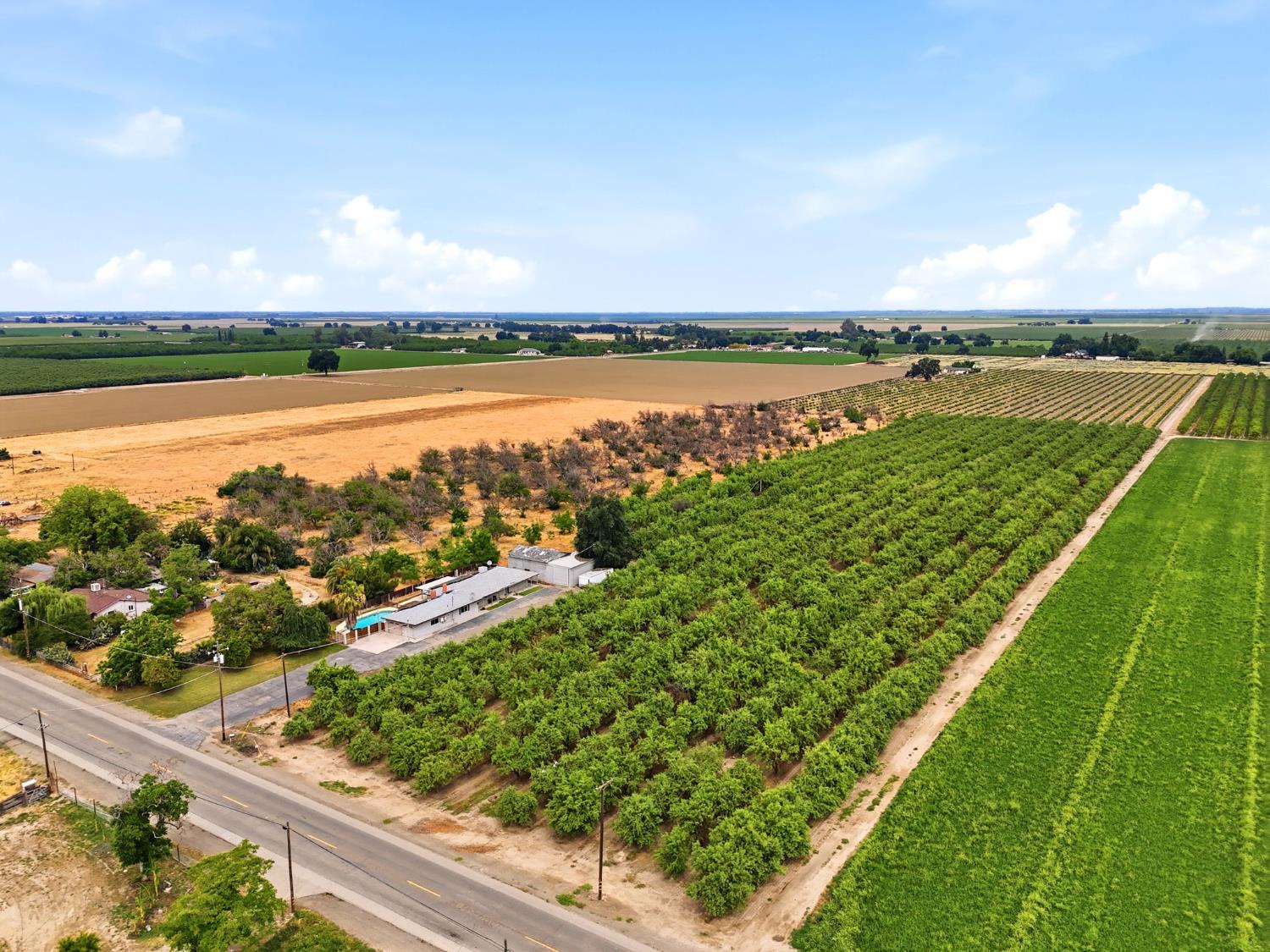 5308 E Mount Whitney Ave, Laton, CA 93242