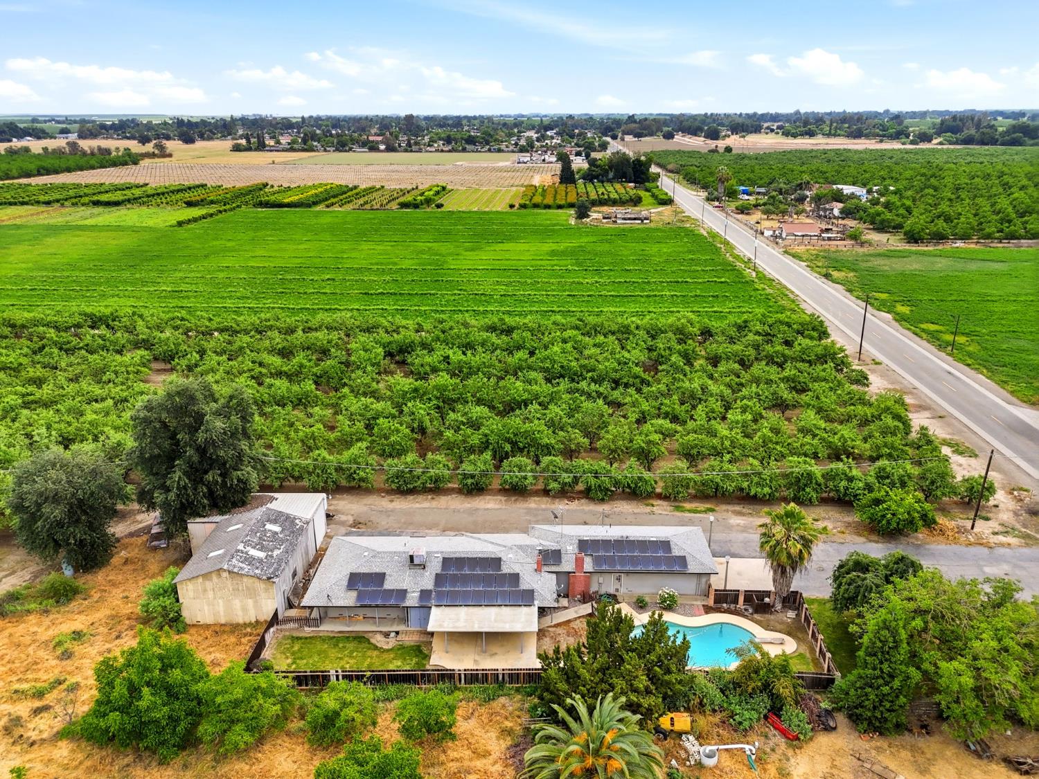 5308 E Mount Whitney Ave, Laton, CA 93242