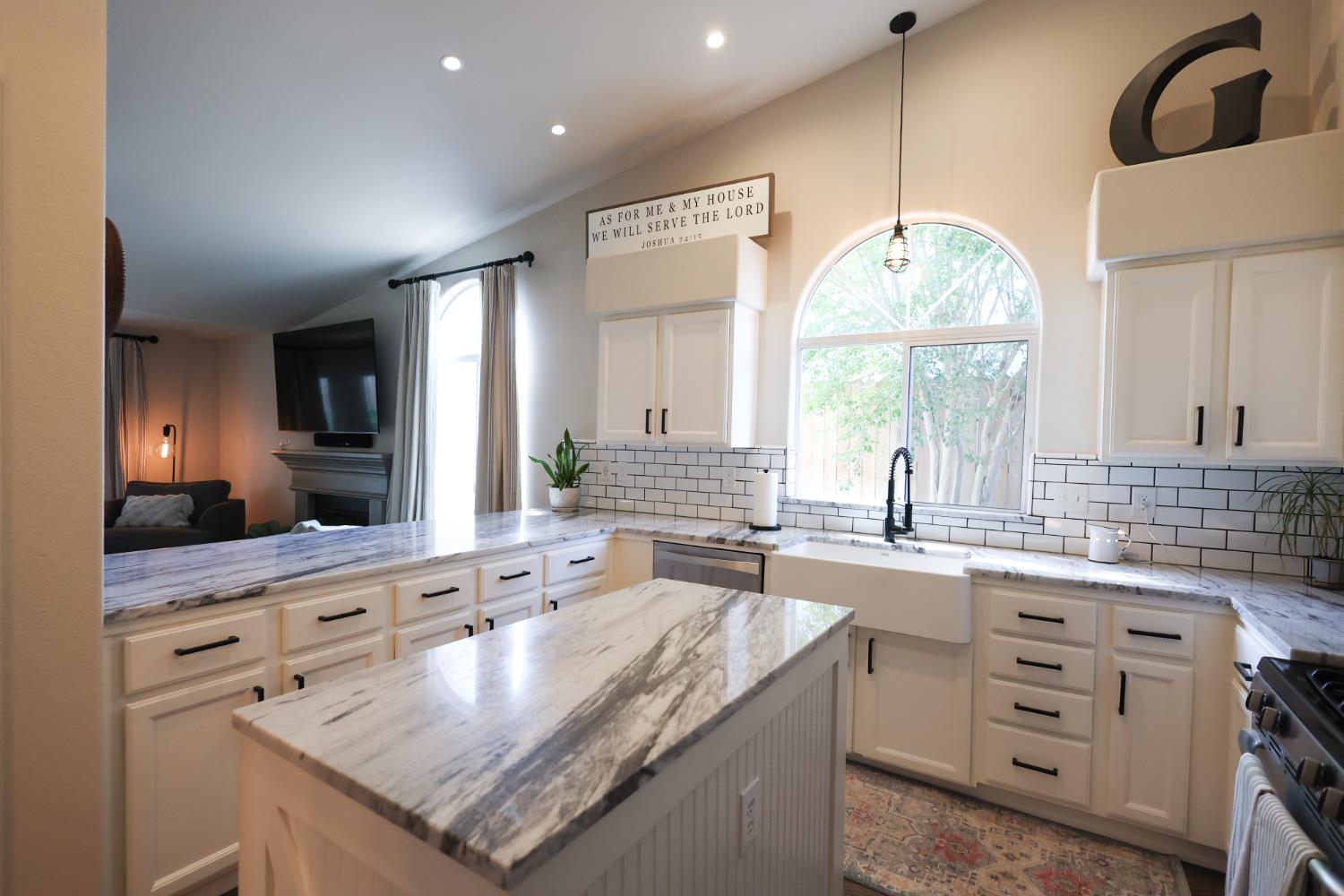 2609 Pine Castle Dr, Hanford, CA 93230