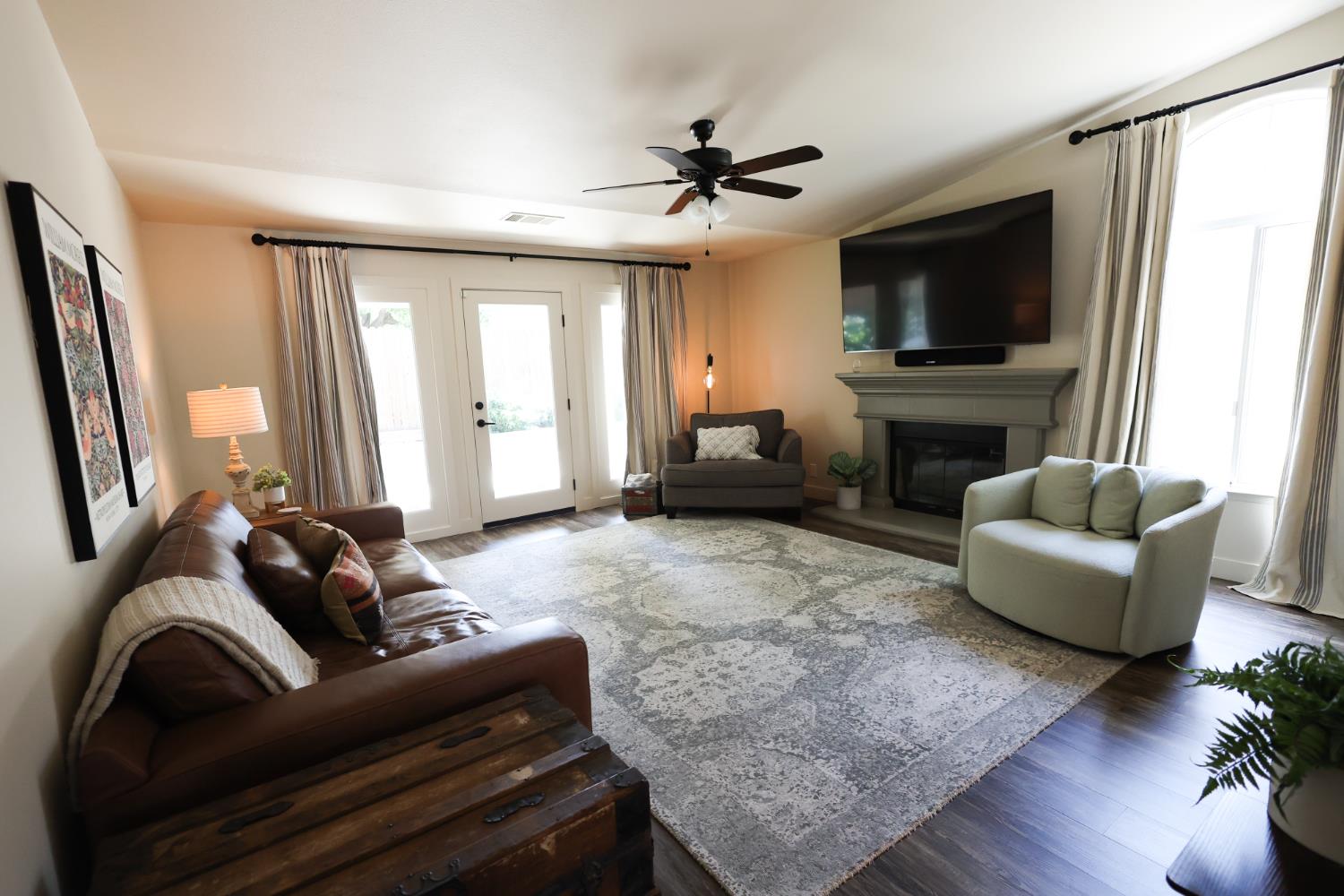 2609 Pine Castle Dr, Hanford, CA 93230