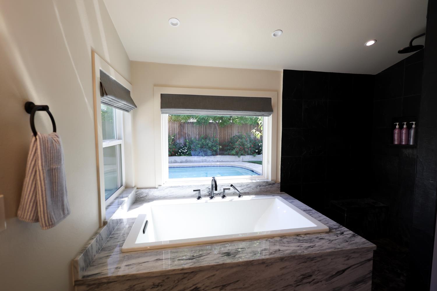 2609 Pine Castle Dr, Hanford, CA 93230