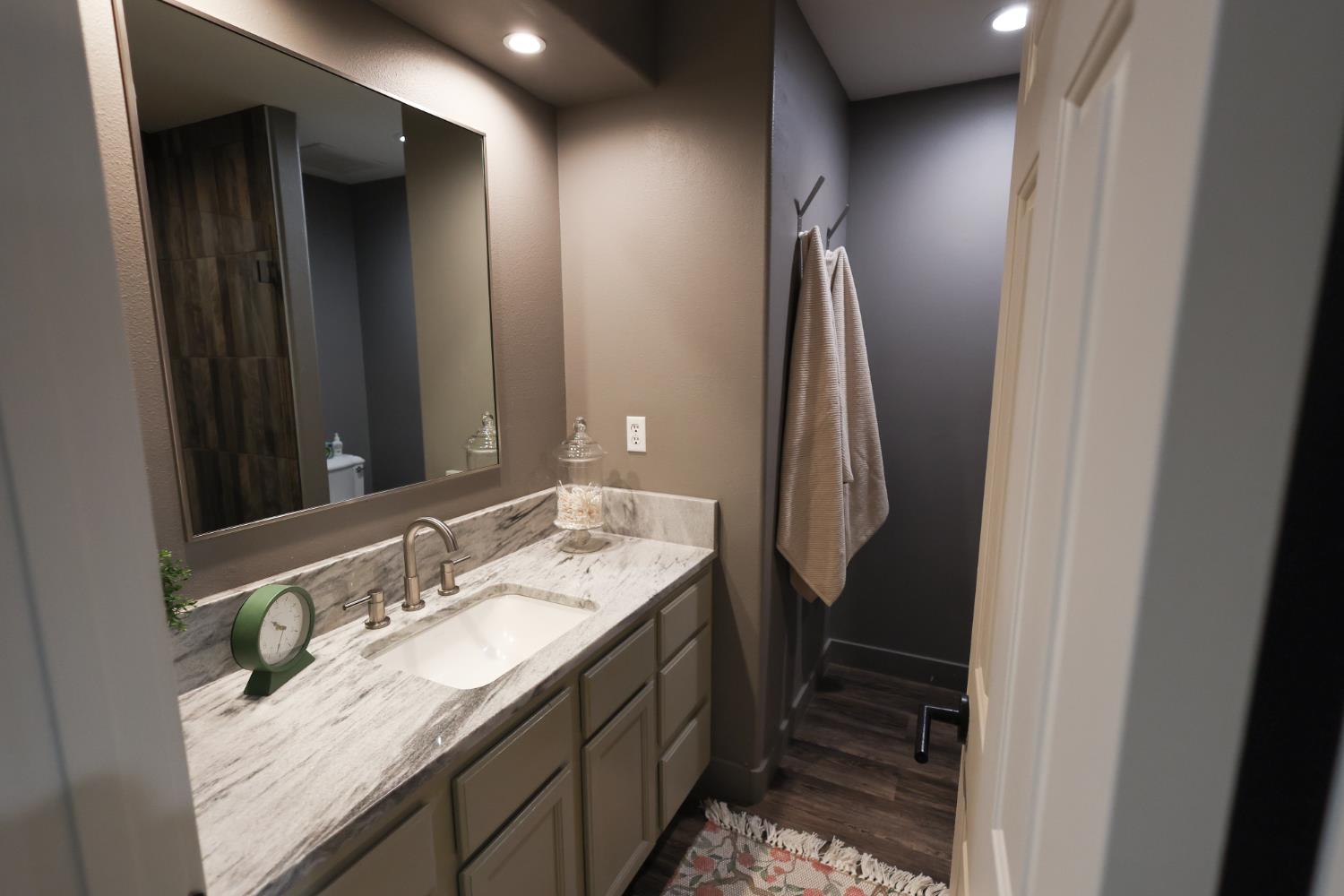 2609 Pine Castle Dr, Hanford, CA 93230